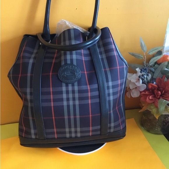 Burberry shoulder bag in excellent use condition 14x14 - Picture 9 of 11